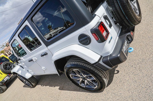 Used 2024 Jeep Wrangler Unlimited w/ Convenience Group AWD/4WD image 8