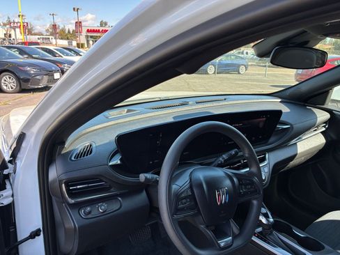 Used 2025 Buick Envista Preferred image 33