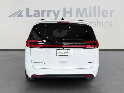 New 2026 Chrysler Pacifica Select AWD/4WD image 4