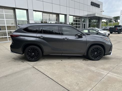 Used 2023 Toyota Highlander XSE AWD/4WD image 9