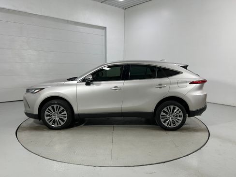 Used 2022 Toyota Venza XLE AWD/4WD image 21