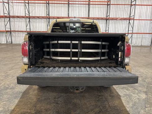 Used 2016 Toyota Tacoma Limited w/ Towing Package image 12