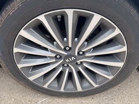 Used 2018 Kia Cadenza Premium image 3