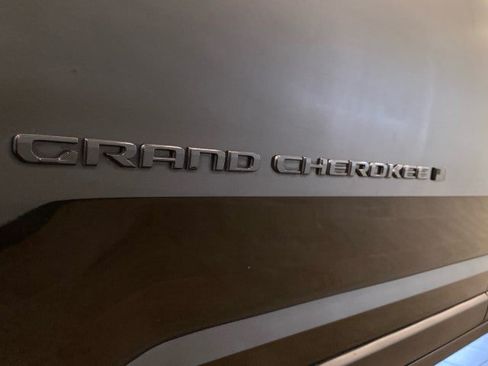 Used 2023 Jeep Grand Cherokee L Limited w/ Black Appearance Package AWD/4WD image 16