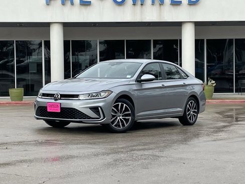 Used 2025 Volkswagen Jetta SE image 2