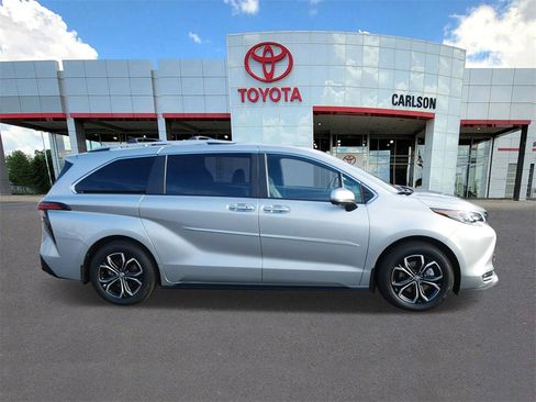 Used 2025 Toyota Sienna Platinum image 4