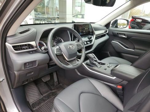 Certified 2025 Toyota Highlander XLE image 14