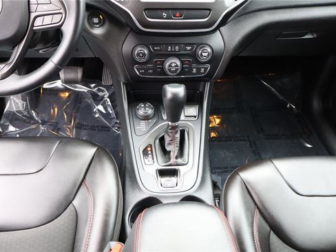 Used 2019 Jeep Cherokee Trailhawk image 21