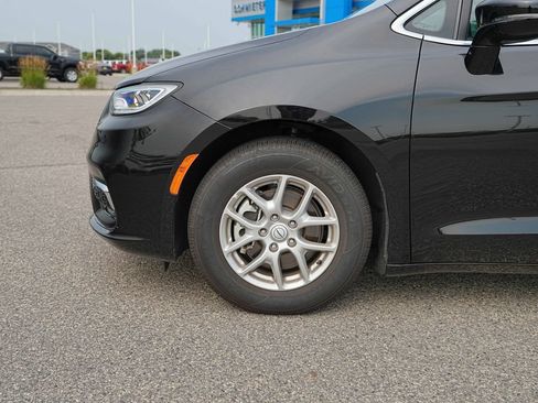 Used 2026 Chrysler Pacifica Select FWD image 11