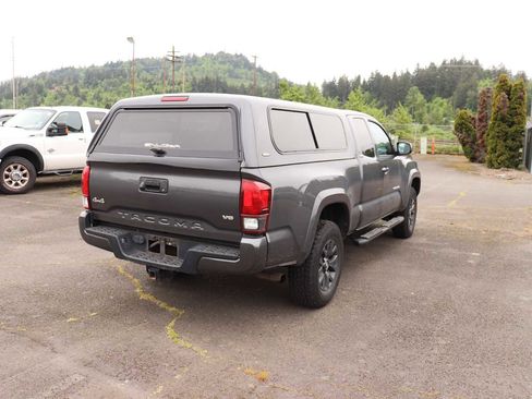 Used 2022 Toyota Tacoma SR5 AWD/4WD image 5
