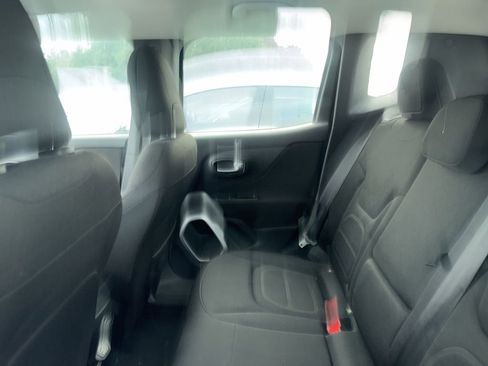 Used 2018 Jeep Renegade Latitude w/ Popular Equipment Group image 16