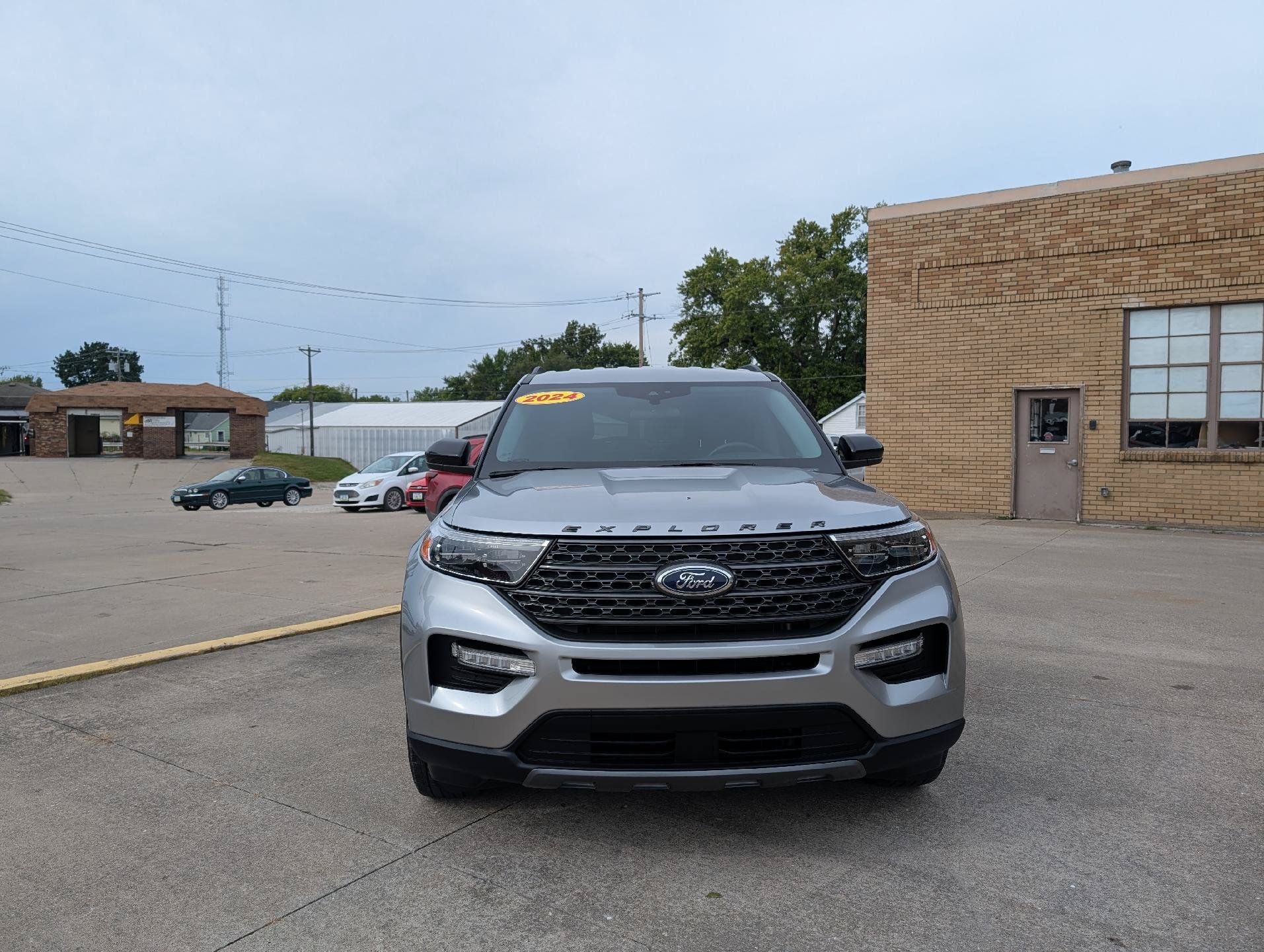 Used 2024 Ford Explorer XLT w/ Equipment Group 202A AWD/4WD image 3