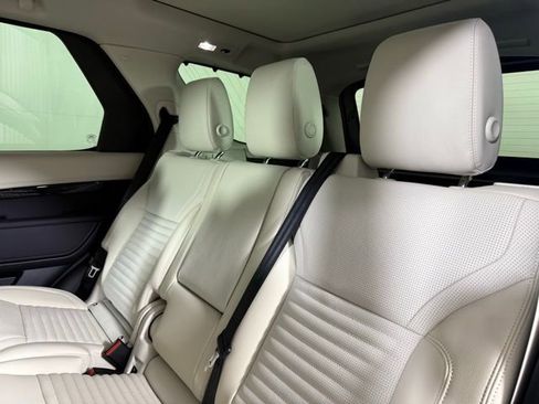 Used 2025 Land Rover Discovery S image 27