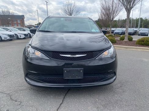 Used 2023 Chrysler Voyager LX image 8