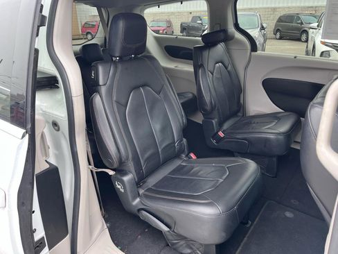 Used 2018 Chrysler Pacifica Touring-L image 19