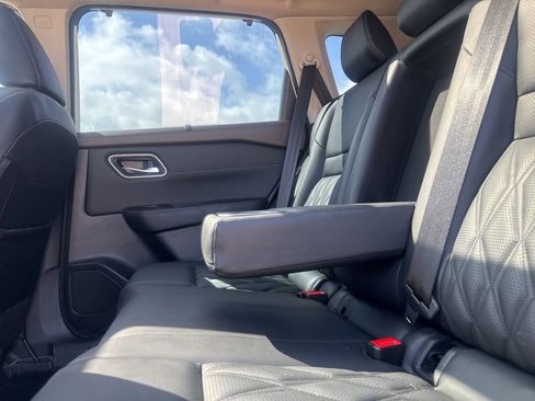 Certified 2023 Nissan Rogue Platinum w/ Platinum Premium Package FWD image 39