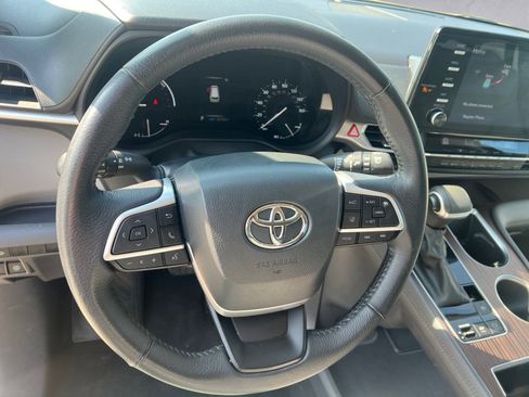 Used 2024 Toyota Sienna XLE image 12