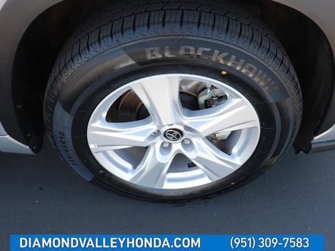 Used 2025 Toyota Highlander LE FWD image 28