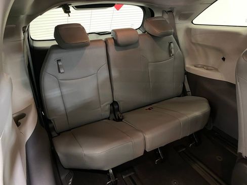 Used 2024 Toyota Sienna XLE w/ XLE Plus Package image 18