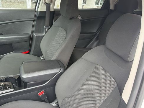 Used 2025 Kia Sportage LX FWD image 27