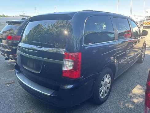 Used 2013 Chrysler Town & Country Touring FWD image 6