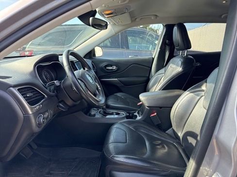 Used 2019 Jeep Cherokee Limited AWD/4WD image 5