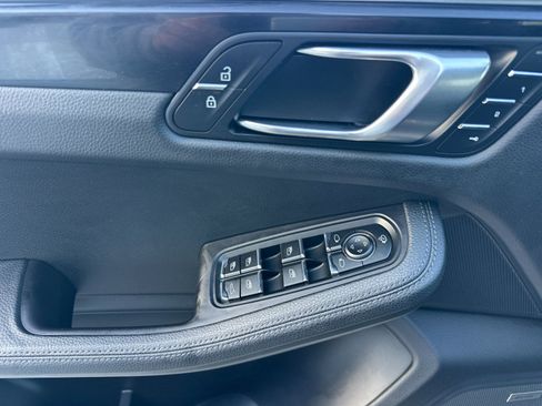 Certified 2022 Porsche Macan image 12