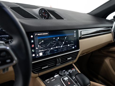 Certified 2023 Porsche Cayenne Platinum Edition AWD/4WD image 16