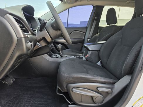 Used 2021 Jeep Cherokee Latitude w/ Mopar Interior Package FWD image 11