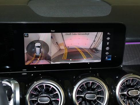 Used 2022 Mercedes-Benz GLB 250 4MATIC image 19