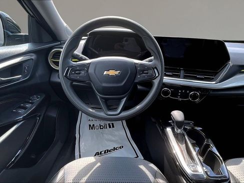 Used 2025 Chevrolet Trax LT FWD image 8