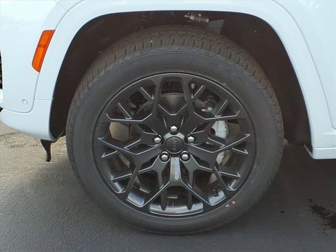 New 2025 Jeep Grand Cherokee Summit image 21