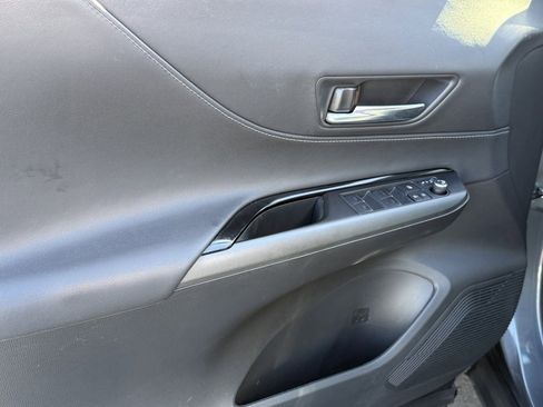 Used 2022 Toyota Venza LE image 17