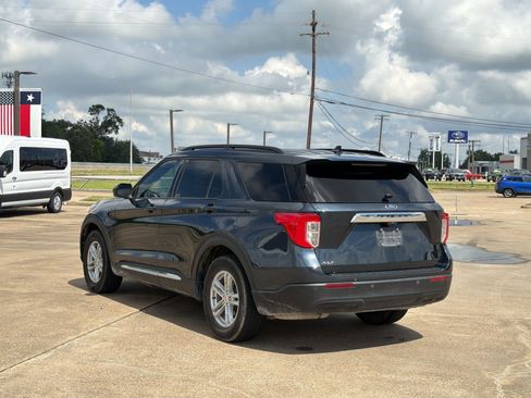 Used 2024 Ford Explorer XLT RWD image 3
