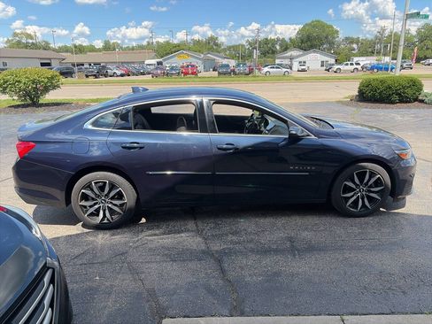 Used 2017 Chevrolet Malibu LT w/ Leather Package FWD image 4