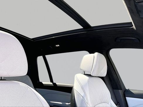 Used 2024 BMW X7 xDrive40i w/ Parking Assistance Package image 27