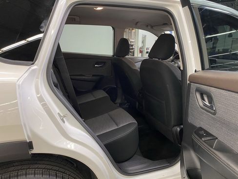 Used 2023 Nissan Rogue SV image 12