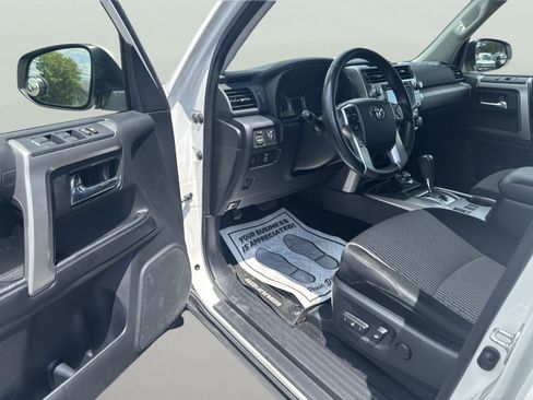 Used 2018 Toyota 4Runner SR5 AWD/4WD image 9