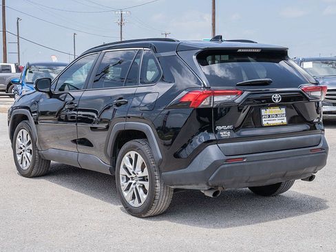 Used 2021 Toyota RAV4 XLE Premium FWD image 7