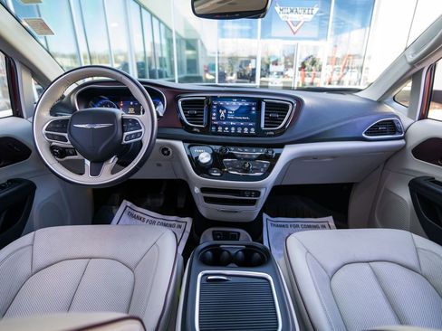 Used 2020 Chrysler Pacifica Limited w/ Tire & Wheel Group image 13