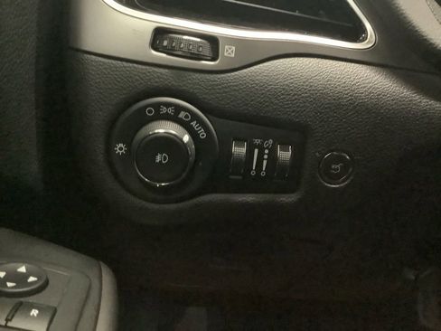 Used 2019 Jeep Cherokee Limited AWD/4WD image 16