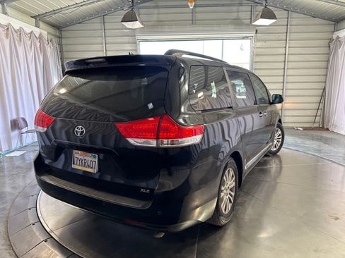 Used 2014 Toyota Sienna XLE w/ XLE Premium Package FWD image 5