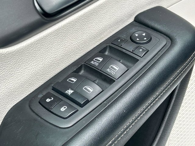 Used 2022 Chrysler Pacifica Touring-L FWD image 24