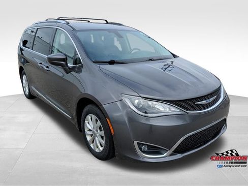 Used 2018 Chrysler Pacifica Touring-L FWD image 7