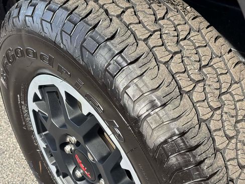 Certified 2025 Toyota Tacoma TRD Off-Road image 9