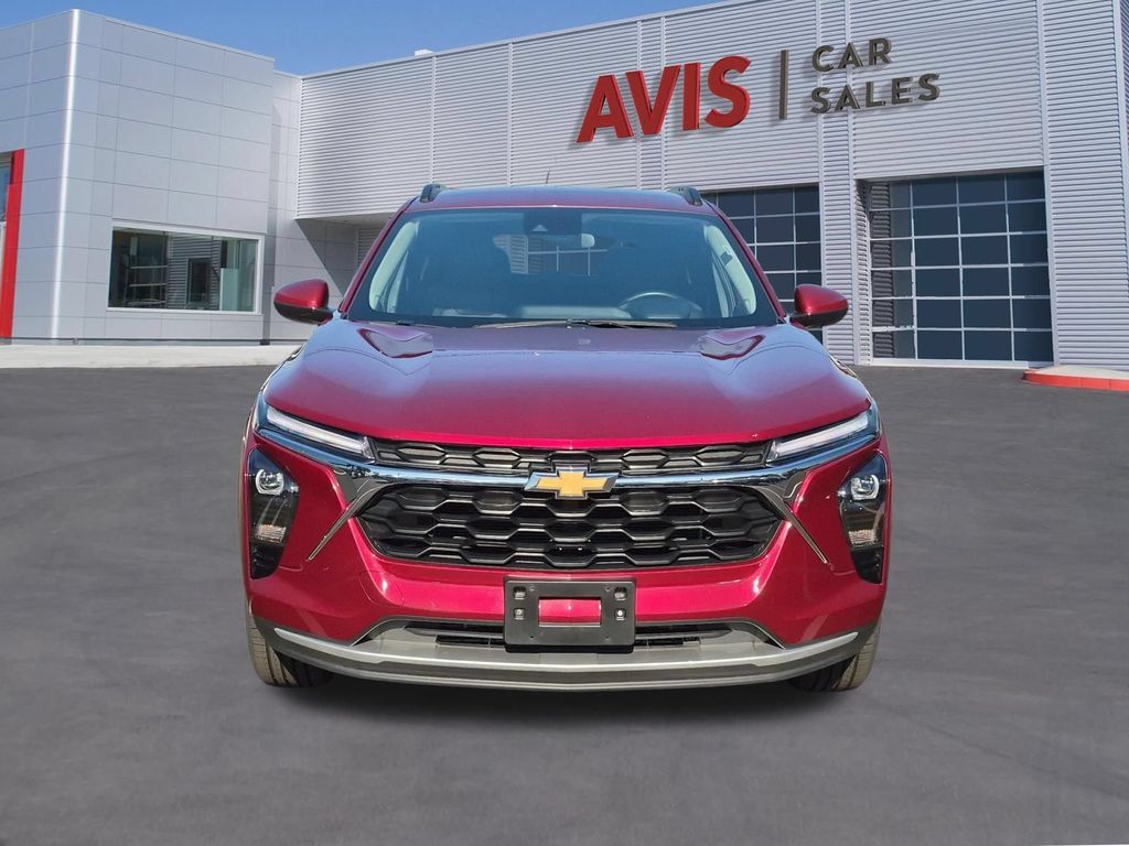 Used 2025 Chevrolet Trax LT w/ LT Convenience Package FWD image 2