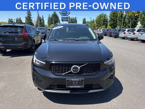 Certified 2025 Volvo XC40 B5 Plus AWD/4WD image 9
