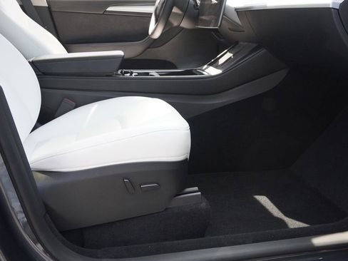 Used 2023 Tesla Model Y Long Range AWD/4WD image 26