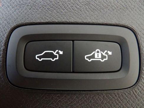 Certified 2025 Volvo XC90 T8 Plus image 29