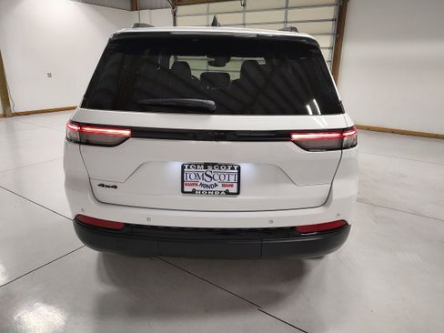 Used 2024 Jeep Grand Cherokee Altitude image 12